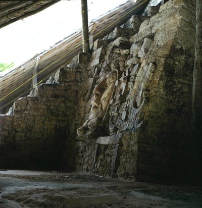 Maska architektoniczna, Świątynia Mascarones, Kohunlich, Półwysep Jukatan, Meksyk Okres wczesnego klasyku (300-600 ne) (stiuk i kamień) autorstwa Mayan Mayan