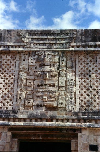 Rzeźbiony detal ze wschodniego budynku Nunnery Quadrangle, Late Classic Maya, ok. 700-900 AD (zdjęcie) autorstwa Mayan Mayan