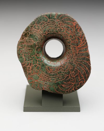 Nausznica z wyciętym wizerunkiem Głównego Ptasiego Bóstwa, ok. 300-500 (jadeit) autorstwa Mayan Mayan