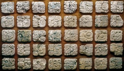 Kalendarz Majów (320-1697) złożony z różnych glifów (grawerowanych kamieni) autorstwa Mayan Mayan
