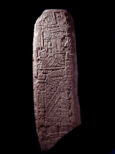 Sztuka przedkolumbijska, cywilizacja Majów, początkowy okres klasyczny: kamienna stela 5 z El Zapote, Peten, Gwatemala. Słońce. h. 127 cm Gwatemala, Museo Nazionale di Archeologia e Etnologia - sztuka prekolumbijska, cywilizacja Majów, okres klasyczny (ok. autorstwa Mayan Mayan