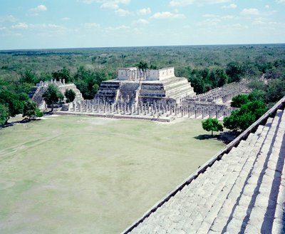 Cywilizacja przedkolumbijska: widok miejsca Chichen Itza w regionie Jukatan. Cywilizacja Majów, okres klasyczny i renesans Majów, 750-1200 AD. Meksyk autorstwa Mayan Mayan