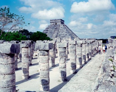Cywilizacja przedkolumbijska: widok miejsca Chichen Itza w regionie Jukatan. Cywilizacja Majów, okres klasyczny i renesans Majów, 750-1200 AD. Meksyk autorstwa Mayan Mayan