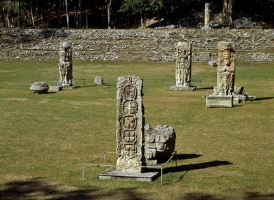 Pozostałości placu ceremonialnego z IV-X wieku autorstwa Mayan Mayan
