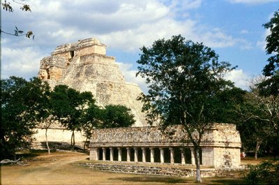 Dom Ptaków i Piramida Muzyka, Majowie z późnego okresu klasycznego, ok. 700-900 r. n.e. (zdjęcie) autorstwa Mayan Mayan