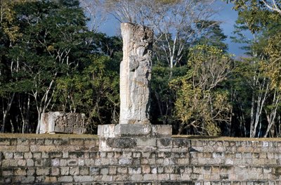 Stela 2 z widokiem na boisko, 652 AD autorstwa Mayan Mayan