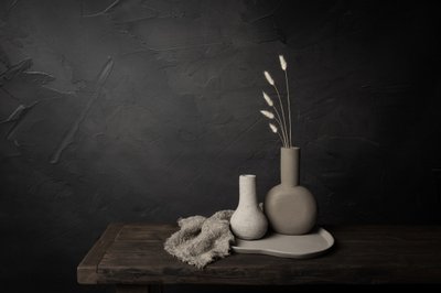 Minimalistyczne wazony i trawa autorstwa Mayra Pama