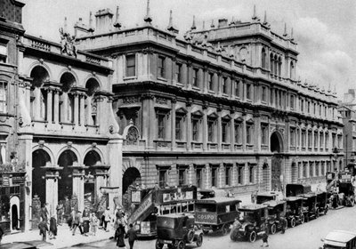 Wejście do Burlington Arcade i dom Akademii Królewskiej, Piccadilly, 1926-1927. autorstwa McLeish