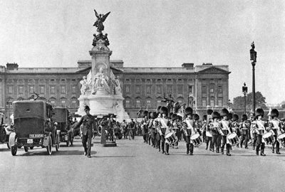 Zmiana warty, Pałac Buckingham, Londyn, 1926-1927 autorstwa McLeish