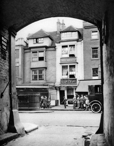 Zachowany stary dom i tawerna w Aldgate, Londyn, 1926-1927. autorstwa McLeish