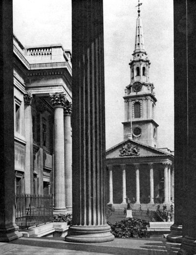 St Martin-in-the-Fields widziany między kolumnami National Gallery, Londyn, 1926-1927. autorstwa McLeish