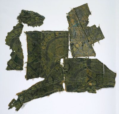 Fragmenty kaftana pokrytego jedwabną tkaniną ze wzorem Senmurv. Moshchevaya Balka pogrzeb M autorstwa Medieval Culture of the North Caucasian