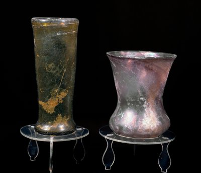 Cywilizacja barbarzyńska: szklane kubki z okresu Merowingów. VI-VII wiek. Strasburg, Muzeum Archeologiczne Palais Rohan autorstwa Merovingian