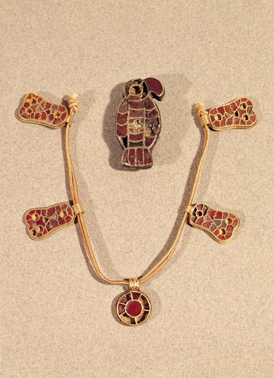 Broszka w kształcie orła i naszyjnik, IV-VI w. (emalia złota i cloisonne) autorstwa Merovingian