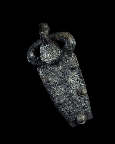 Sztuka Merowingów: klamra do paska ze srebrnego damaskinu. 650-700 n.e. Paryż, Musee Carnavalet. autorstwa Merovingian