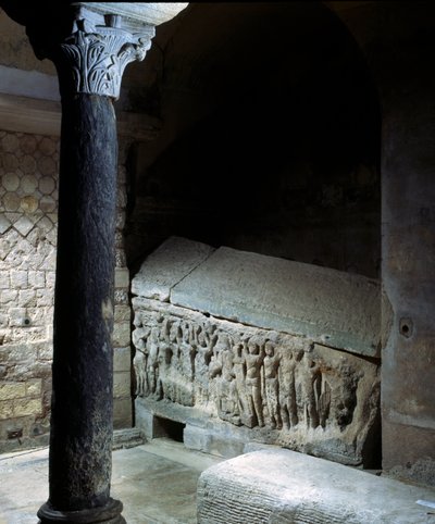 Sztuka Merowingów: grób Agilberta (VII w.), wigilia Paryża. Kamienny pomnik nagrobny. Opactwo Jouarre (Sekwana i Marna). autorstwa Merovingian