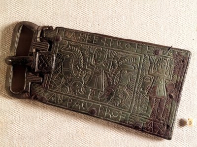 Sztuka Merowingów: Brązowa klamra pasa królestwa Burgundii (ludów barbarzyńskich) przedstawiająca Daniela w jamie lwów. 550-626. Od Franche-Comte. Narodowe Muzeum Archeologiczne, Saint Germain en Laye autorstwa Merovingian Merovingian