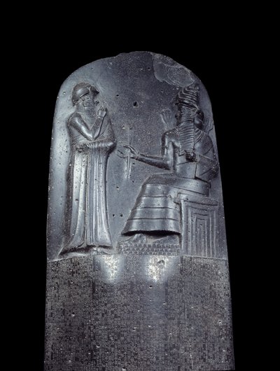 Mezopotamie: stela w diorycie Kodeksu Praw Hammurabiego (lub Hammourabiego). Jest pokryta napisami klinowymi, a na górze król Hammurabi stoi przed bogiem słońca Mezopotamii, Szamaszem, bóstwem Sprawiedliwości. Jest to jeden z najstarszych dzieł sztuki autorstwa Mesopotamian