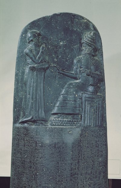 Relief Figure of the Sun God Szamasz dyktujący swoje prawa królowi Hammurabiemu w jego słynnym kodeksie prawa, okres staro-babiloński, 1760 pne (bazalt) autorstwa Mesopotamian