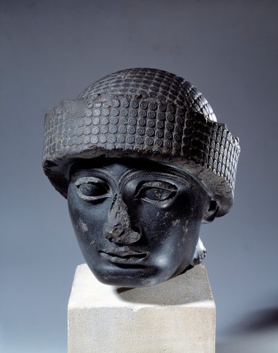 Mezopotamia: głowa w diorycie bez inskrypcji Gudei, gubernatora miasta Lagasz. Około 2120 pne. Okres neosumeryjski (ok. 2150-2000 p.n.e.). Paryż, Luwr autorstwa Mesopotamian Mesopotamian