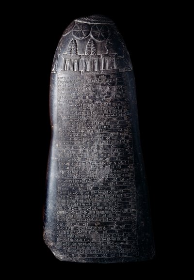 Mezopotamia: kudurru w czarnym wapieniu króla Marduka sapik zari (Marduk-sapik-zari) (1082-1070 pne) (stela używana jako wsparcie dla darowizn ziemi dokonywanych przez władców Kasytów w Babilonie członkom rodziny lub wysokim dygnitarzom). Napis jest w cune autorstwa Mesopotamian Mesopotamian