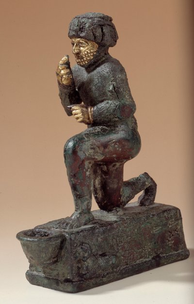 Mezopotamia: Statuetka ze srebra, brązu i złota klęczącego czciciela, ex-voto poświęcone bogu Amurru za życie Hammurabiego. 1800 pne. Ze strony Larsy. Paryż, Luwr autorstwa Mesopotamian Mesopotamian