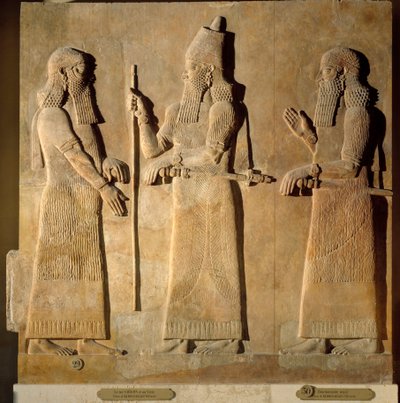 Starożytności orientalne: fragment płaskorzeźby w albastrze przedstawiający Sargona II wydającego rozkazy wyższemu urzędnikowi, od pałacu Sargona II lub Sharroukina, króla Asyrii, po Chorsabad (Khunsabad) (Mezopotamia) w Iraku. 722-705 pne. Paryż. Muzeum w autorstwa Mesopotamian Mesopotamian