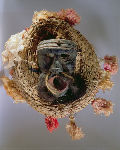 Maska kostiumowa na obchody dorocznego meksykańskiego festiwalu Guelaguetza (drewno, pleciona słoma i papier) autorstwa Mexican School
