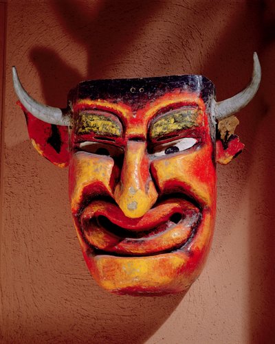 Maska diabła używana w Pastoreli z regionu Guerrero w Meksyku (malowane drewno) autorstwa Mexican School