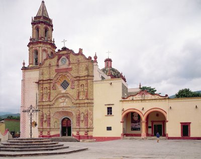 Fasada franciszkańskiego kościoła misyjnego św. Jakuba w Jalpan, 1751-58 autorstwa Mexican School