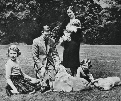 Rodzina królewska jako szczęśliwa grupa miłośników psów, 1937. autorstwa Michael Chance