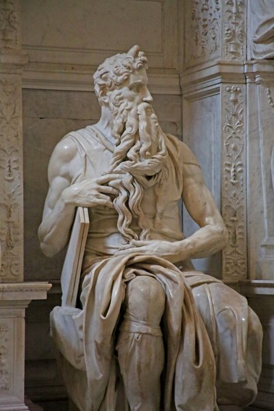 Fragment Mojżesza z grobu Juliusza II, marmur z 1515 r. autorstwa Michelangelo Buonarroti