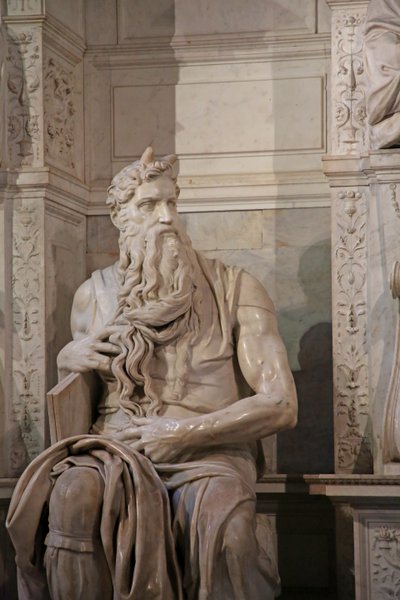 Fragment Mojżesza z grobu Juliusza II, marmur z 1515 r. autorstwa Michelangelo Buonarroti