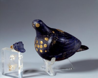 Starożytność wschodnia: gołąb w lapis lazuli (lapis lazuli) i złocie. Ze strony Susy. Okres medio-elamicki (Iran). 1200 pne Paryż, Luwr autorstwa Middle Elamite Period
