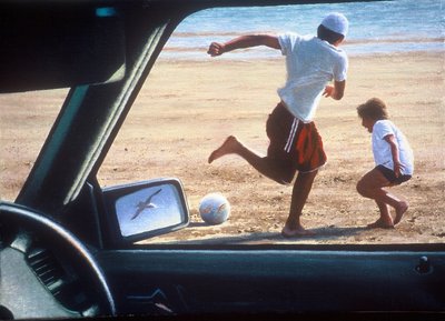 Zabawa na plaży autorstwa Mike Briscoe