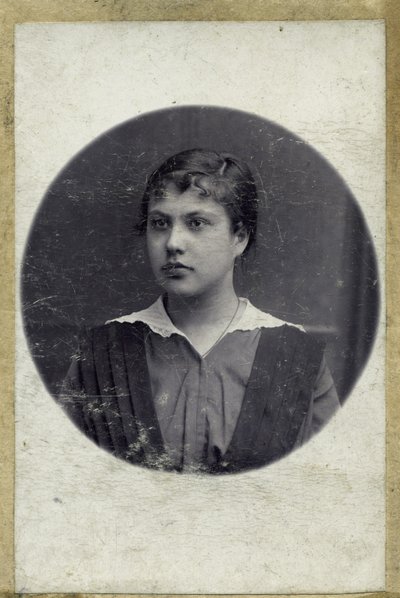 Zabytkowy portret młodej dziewczyny. Zdjęcie zostało zrobione około 1914 roku (zdjęcie) autorstwa Mikhail Pogosov