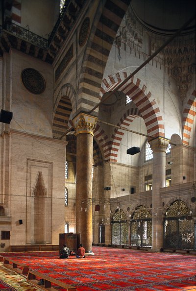 Wnętrze Meczetu Sulejmana Wspaniałego autorstwa Mimar Sinan
