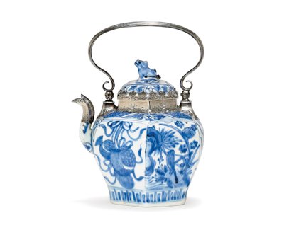 Niebiesko-biały czajniczek i pokrywka (ceramiczny i srebrny) autorstwa Ming Dynasty Chinese School