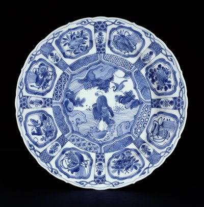 Niebiesko-biały półmisek kraaka namalowany z Li Tieguai przechodzącym przez morze na podwójnej tykwie, okres Wanli, 1594-1610 (porcelana) autorstwa Ming Dynasty Chinese School