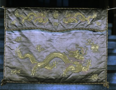 Tkanina jedwabna ze złotymi motywami przedstawiającymi smoki, okres Ming (1368 - 1644). autorstwa Ming Dynasty Chinese School