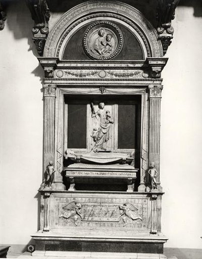 Pomnik hrabiego Ugo (zm.1001) margrabiego Toskanii (marmur) (zdjęcie czarno-białe) autorstwa Mino da Fiesole