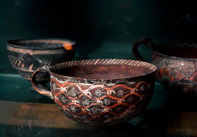 Sztuka minojska: ceramiczny kielich protopalatiale z okresu Kamares (Kreta) (2100 do 1650 pne), z Cnossos. Heraklion, Muzeum Archeologiczne autorstwa Minoan