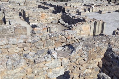 Minojskie stanowisko archeologiczne Fajstos. Kompleks północno-wschodni. Pomieszczenia te służyły do przechowywania cennych naczyń rytualnych. Słynny „Dysk Fajstos” z hieroglificznym pismem został znaleziony tutaj wraz z innymi glinianymi tabliczkami wpisa autorstwa Minoan