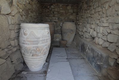 Minojskie stanowisko archeologiczne w Fajstos. Magazyn gigantycznego pithoi (słoje do przechowywania). Te słoiki są ozdobione reliefowymi wzorami dysków i lin. autorstwa Minoan