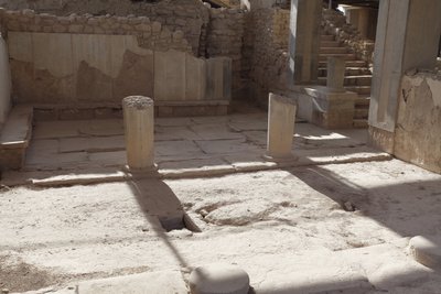 Minojskie stanowisko archeologiczne Fajstos. Megaron królowej (czyli apartamenty królowej). Najbardziej wysunięty na południe z „Królewskich apartamentów w Fajstos”. Podłogę wyłożono płytami gipsowymi i czerwonym tynkiem wypełniającym szczeliny. Gips był r autorstwa Minoan
