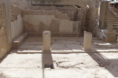 Minojskie stanowisko archeologiczne Fajstos. Megaron królowej (czyli apartamenty królowej). Najbardziej wysunięty na południe z „Królewskich apartamentów w Fajstos”. Podłogę wyłożono płytami gipsowymi i czerwonym tynkiem wypełniającym szczeliny. Gips był r autorstwa Minoan