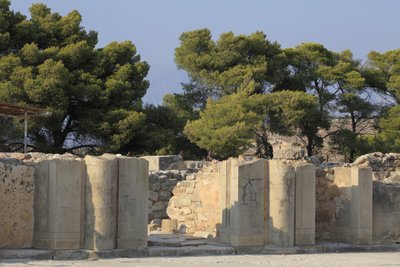 Minojskie stanowisko archeologiczne w Fajstos. Brama skrzydła północnego otwierająca się na dziedziniec centralny. Skrzydło północne jest najważniejszym skrzydłem pałacu, ponieważ uważa się, że mieściły się w nim „Apartamenty Królewskie”. Brama prowadząca  autorstwa Minoan