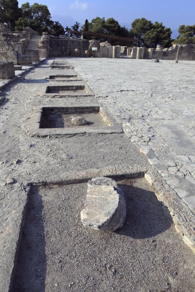 Minojskie stanowisko archeologiczne Fajstos. Widok ogólny dziedzińca centralnego z sanktuariów skrzydła zachodniego. Dziedziniec centralny jest podstawowym elementem architektonicznym pałacu Minoen. Jest to rdzeń, wokół którego osadzone są różne skrzydła.  autorstwa Minoan