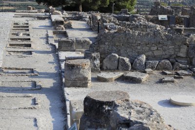 Minojskie stanowisko archeologiczne Fajstos. Widok ogólny świątyń skrzydła zachodniego wzdłuż dziedzińca centralnego od skrzydła północnego. Istniały dwa rodzaje kapliczek: „Kapliczka ławkowa” i „Dorzecze Lutralna”. „”Świątynia ławkowa”” była małym i prost autorstwa Minoan