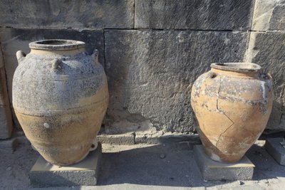 Minojskie stanowisko archeologiczne w Fajstos. Duży pithoi (słój do przechowywania), znaleziony przy dziedzińcu centralnym. Kreta. autorstwa Minoan